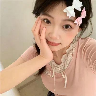 玻璃橱窗中的姑娘